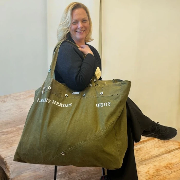 Daybag sydd av brukt knappetelt fra militæret