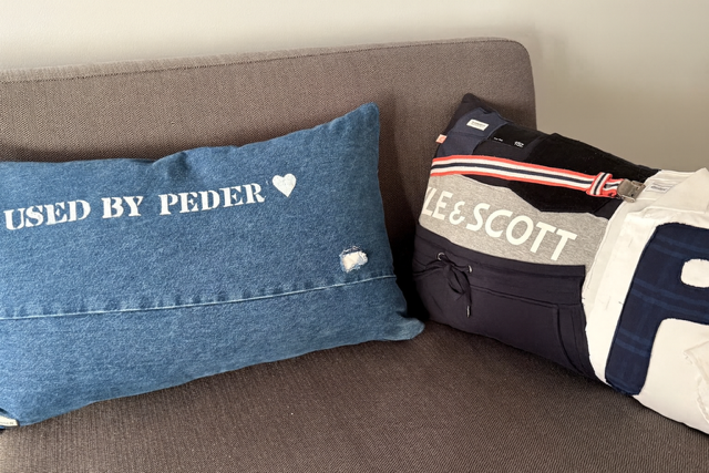 Baksiden er sydd av en gammel jeans, med trykket navn på. 