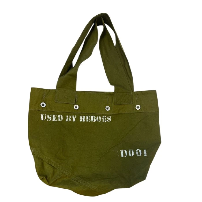 Anne Hvinden med stor bag av knappetelt